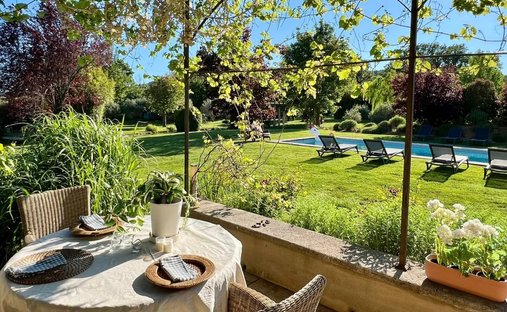 18th Century Château Facing The Luberon