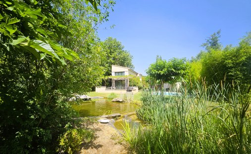 18th Century Château Facing The Luberon