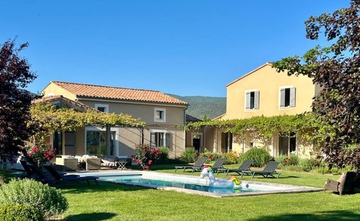 18th Century Château Facing The Luberon