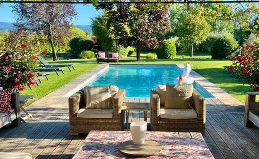 18th Century Château Facing The Luberon