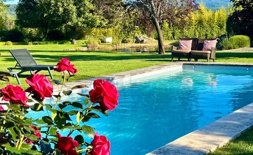 18th Century Château Facing The Luberon