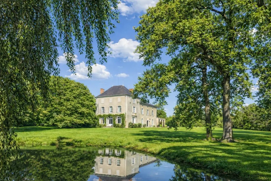 Estate in Baudières, Bourg-en-Bresse, France 1 - 16474547