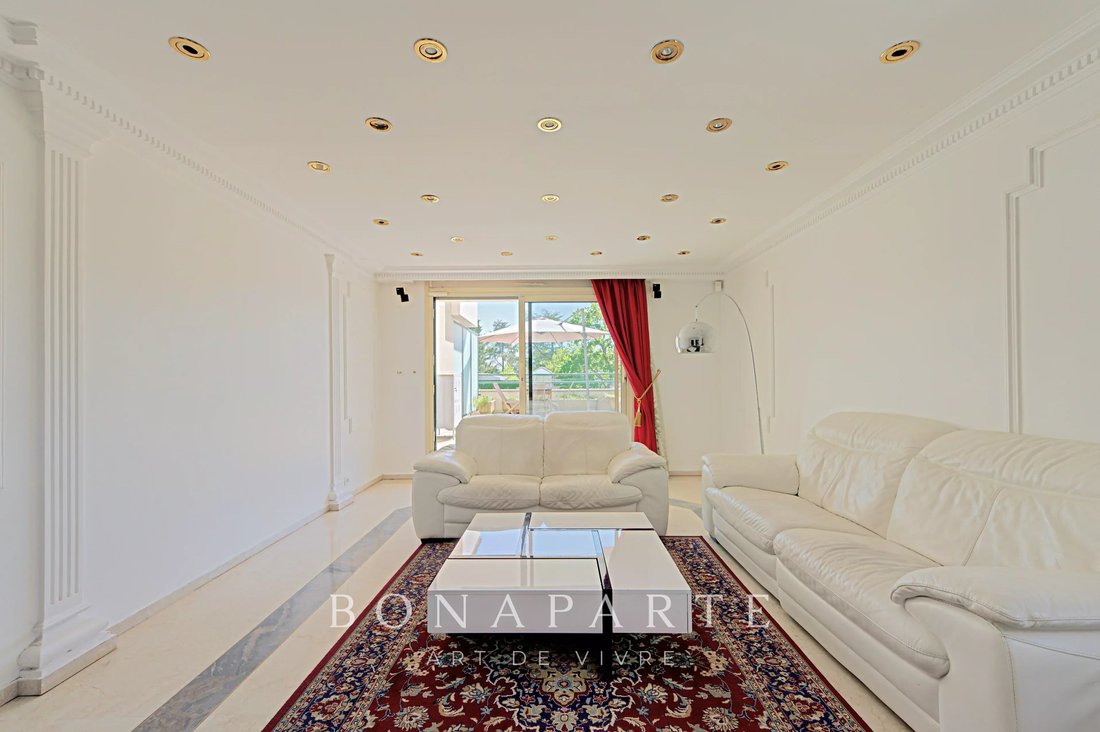 Apartment in Saint-Cloud, Ile-de-France, France 3 - 17626525