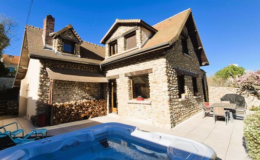 House in Bas, Maule, France 1