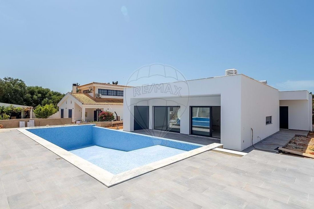 Villa in Mexilhoeira Grande, Algarve, Portugal 1 - 14170079