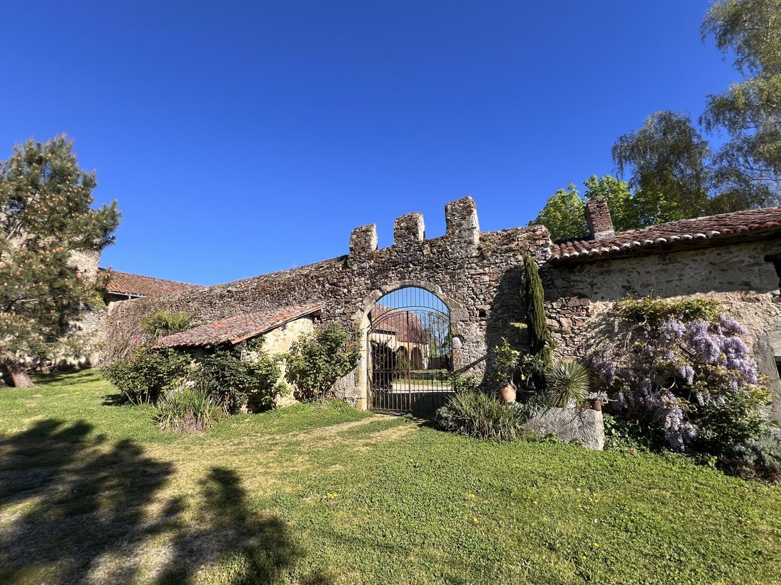 Estate in Ansac-sur-Vienne, Nouvelle-Aquitaine, France 3 - 16261709