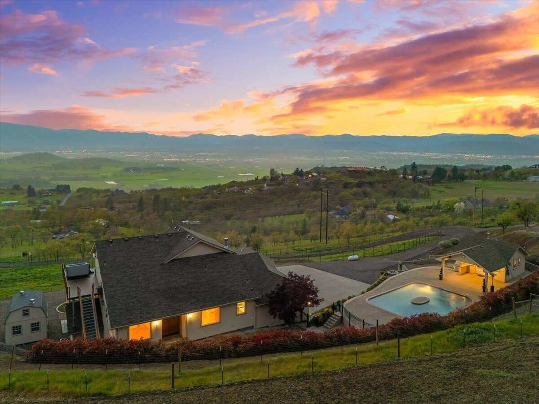 House in Medford, Oregon, United States 5 - 17642419
