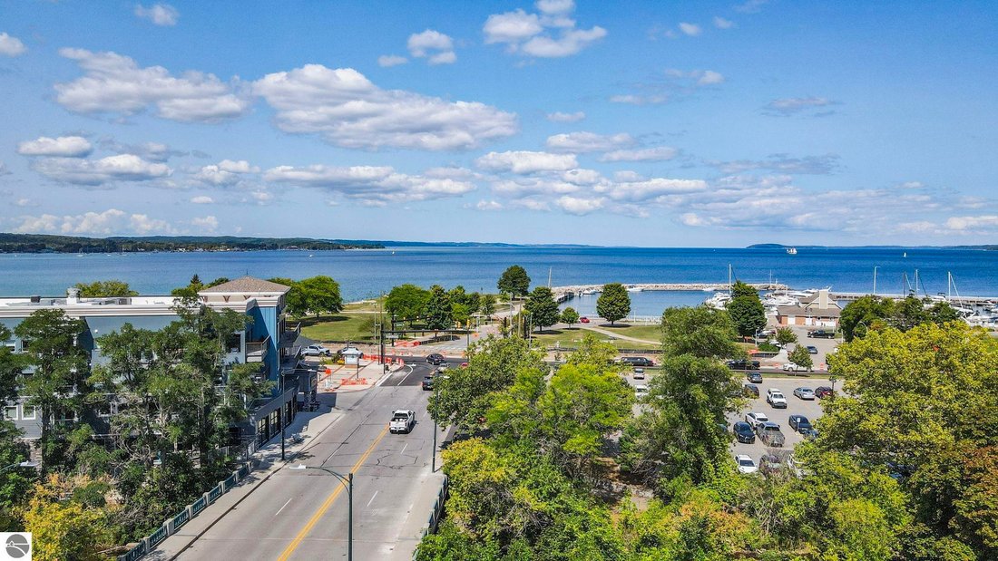 Condo in Garfield Township, Michigan, United States 1 - 17377815