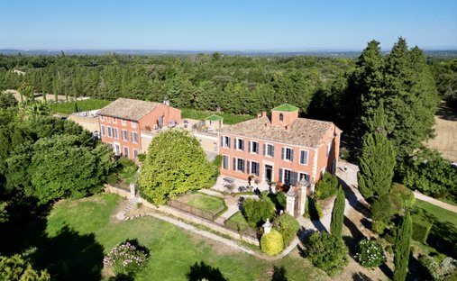 Castle in Loriol-du-Comtat, Provence-Alpes-Côte d'Azur, France 1