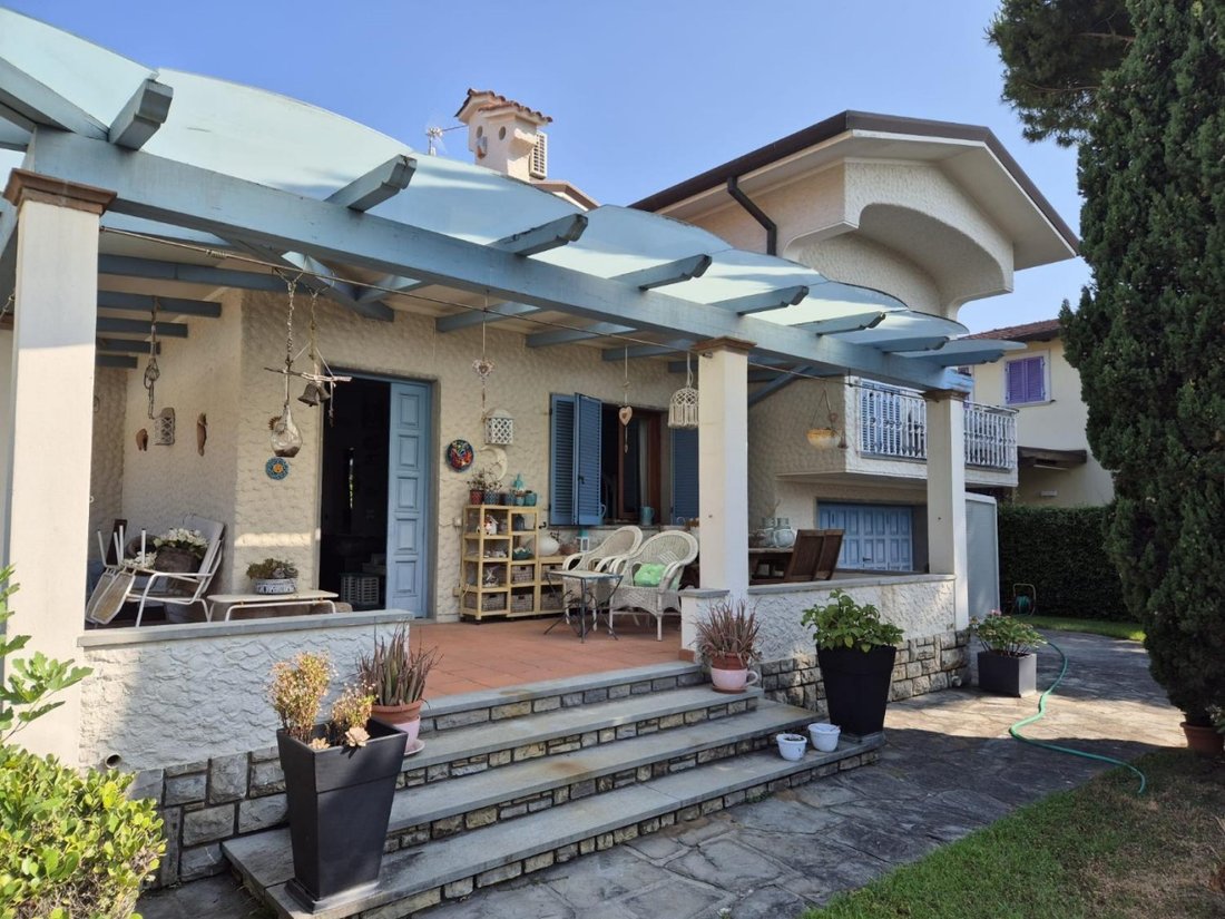 Villa in Tonfano, Pietrasanta, Italy 1 - 17627924