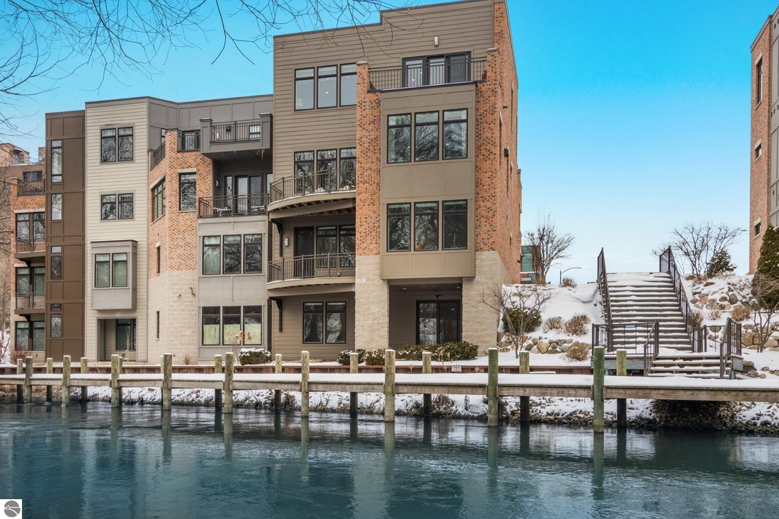 Condo in Garfield Township, Michigan, United States 1 - 17455986