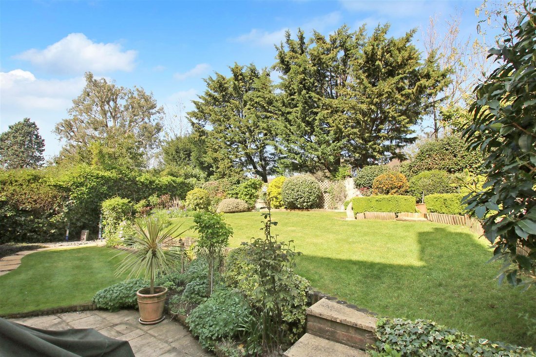 House in Hawks Hill, Fetcham, England 2 - 17484808