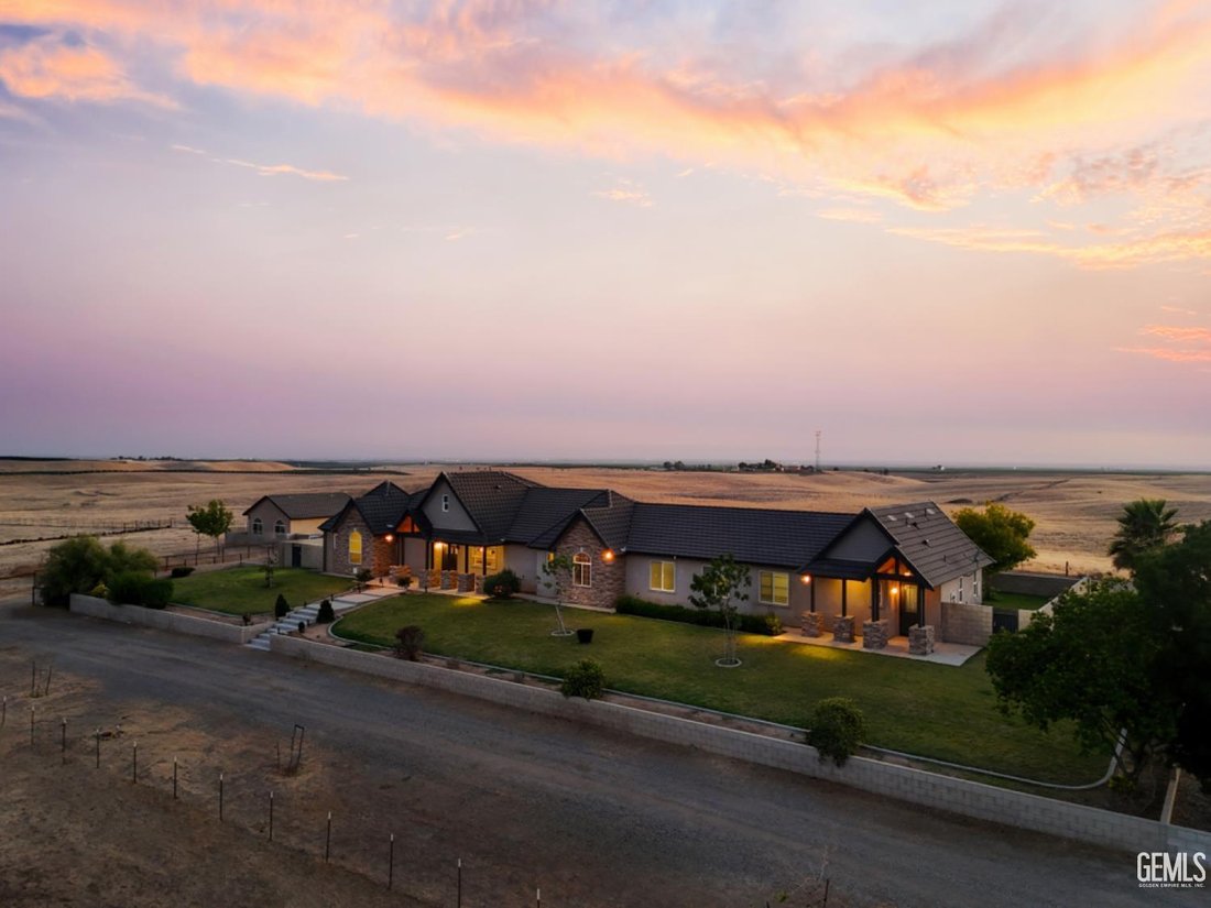 House in Bakersfield, California, United States 1 - 17632357