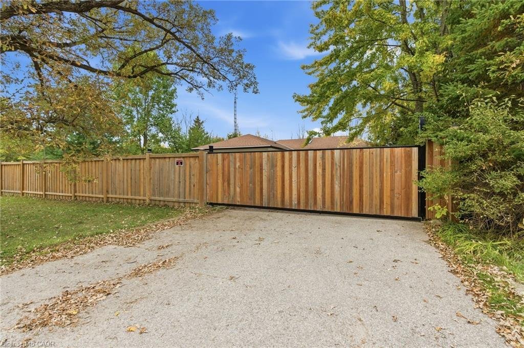 House in Hamilton, Ontario, Canada 3 - 17628635