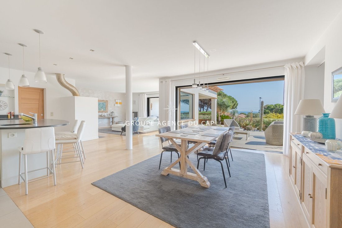 Villa in Les Issambres, Roquebrune-sur-Argens, France 5 - 17629882
