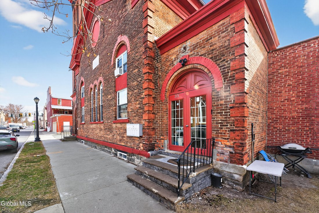 Amsterdam, New York, United States 2 - 17627626