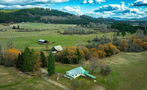 House in Usk, Washington, United States 1