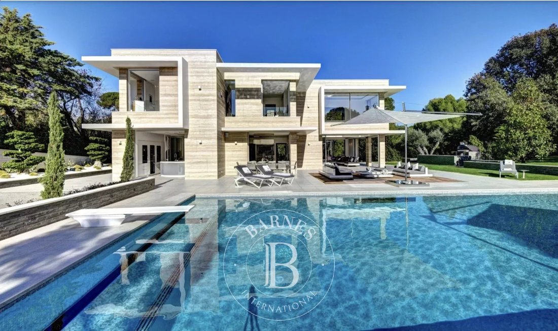 Villa in Antibes, Provence-Alpes-Côte d'Azur, France 1 - 17629059