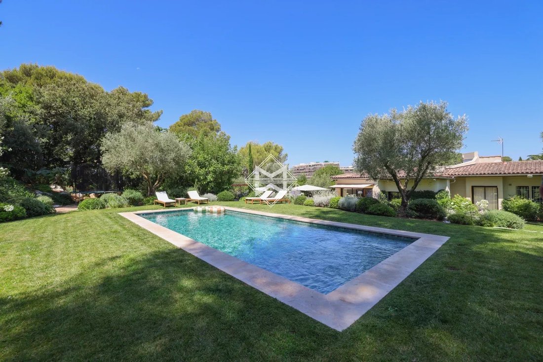 Villa in Le Cannet, Provence-Alpes-Côte d'Azur, France 3 - 17629774