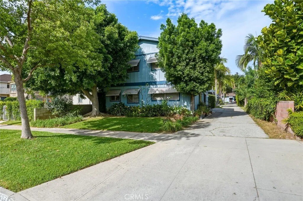Altadena, California, United States 1 - 17633448