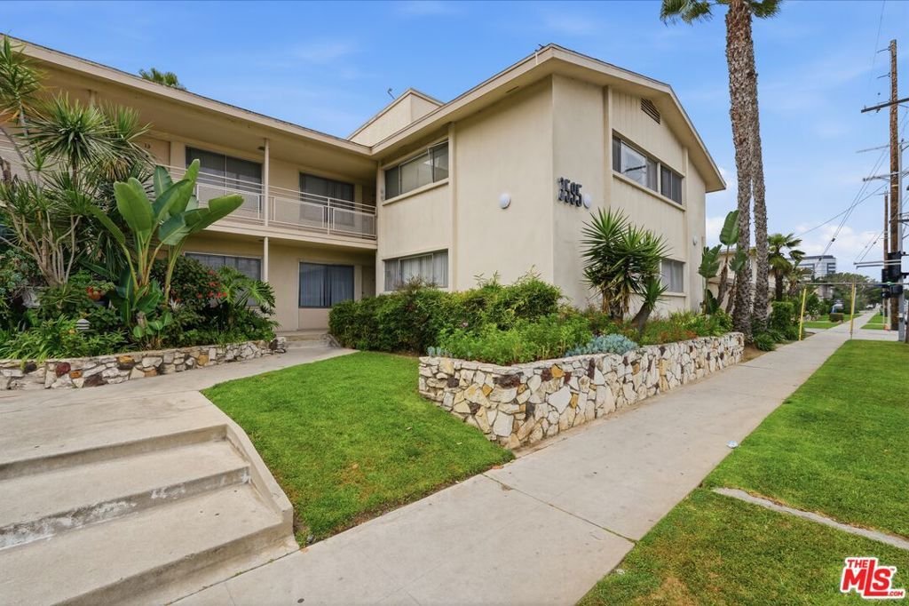 Los Angeles, California, United States 3 - 17630909