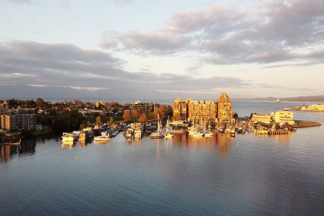 Condo in Victoria, British Columbia, Canada 1 - 17630473