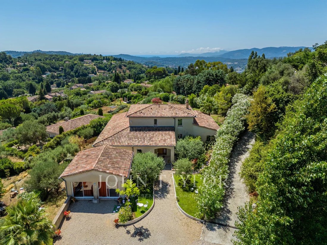 House in Châteauneuf-Grasse, Provence-Alpes-Côte d'Azur, France 4 - 17629766