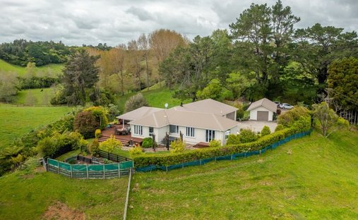Country House in Hillsborough, Taranaki, New Zealand 1