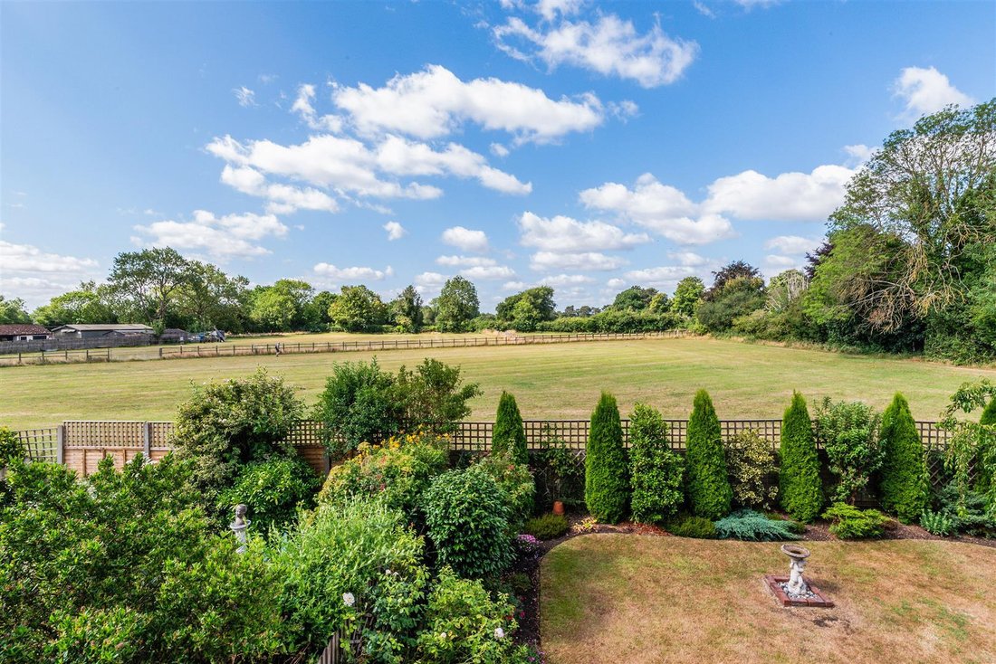 House in Woodmansterne, Reigate and Banstead, England 2 - 17638509