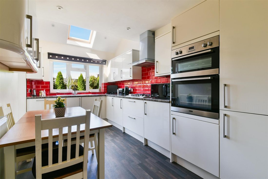 House in Woodmansterne, Reigate and Banstead, England 3 - 17638509