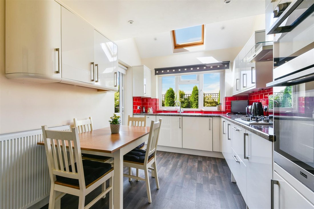 House in Woodmansterne, Reigate and Banstead, England 4 - 17638509