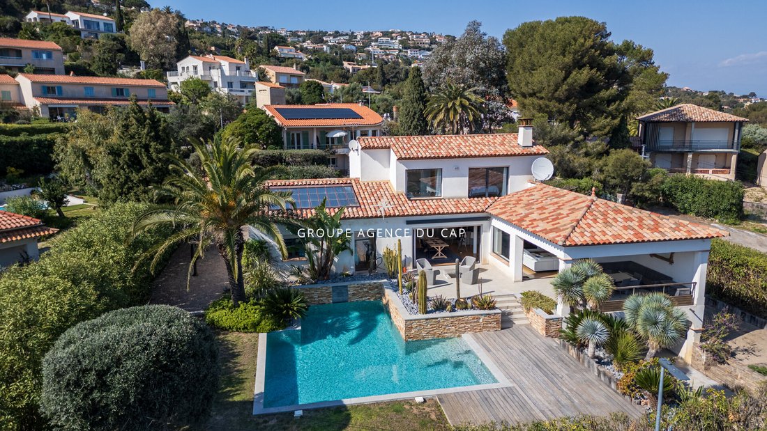 Villa in Les Issambres, Roquebrune-sur-Argens, France 2 - 17629882