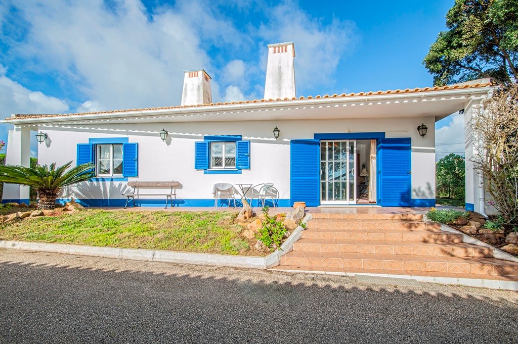 Villa in Vila do Bispo e Raposeira, Algarve, Portugal 1 - 17646252