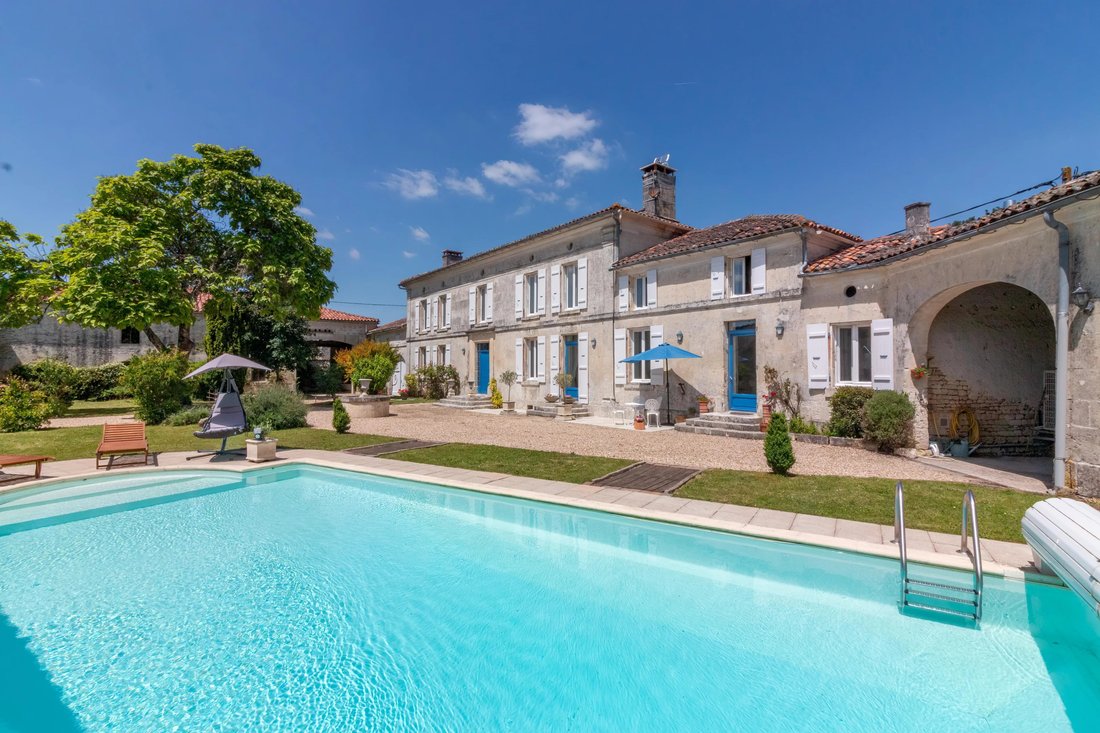 House in Saint-Sulpice-de-Cognac, Val-de-Cognac, France 1 - 17649096