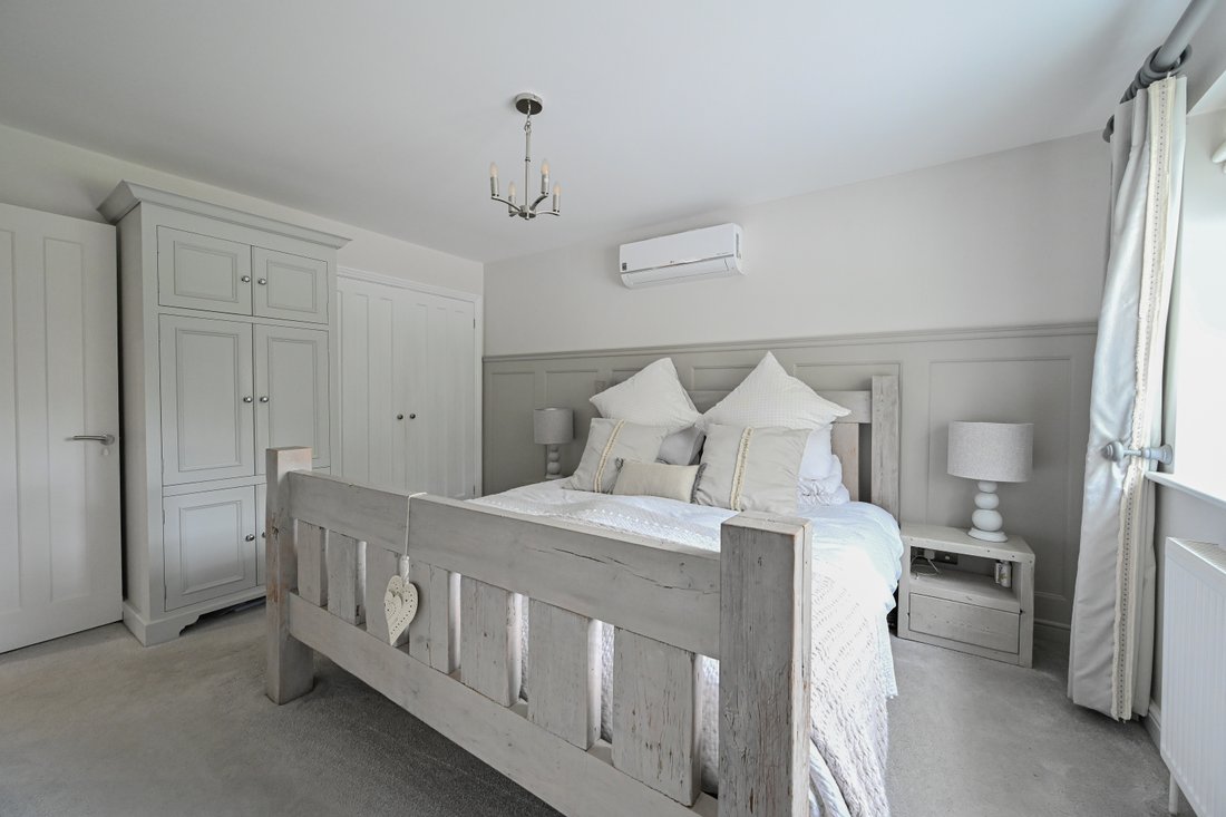 Bungalow in Ringwood, England 5 - 17648075