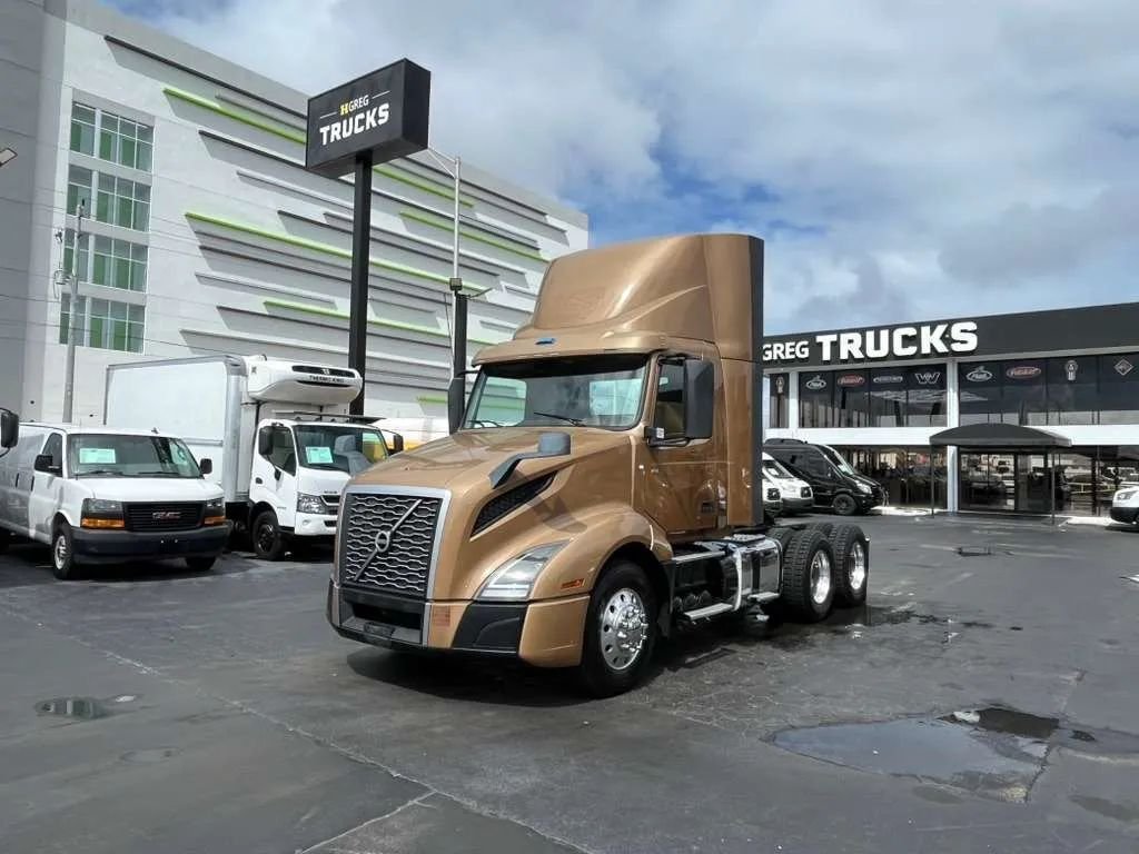 2019 Volvo Commercial VNL VNL 300 Day Cab in Miami, FL, United States 1 - 17647372