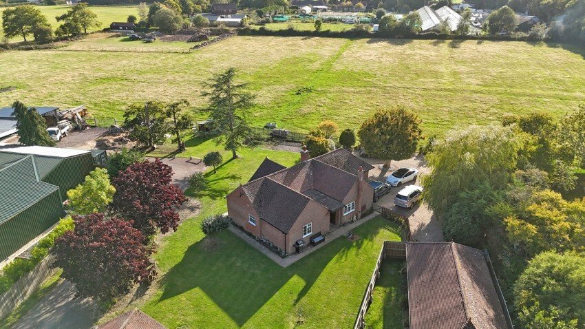 Bungalow in Lymington, England 1 - 17648063