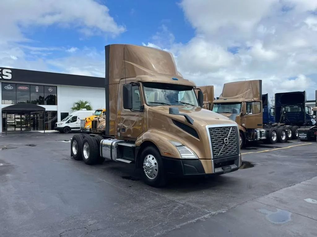 2019 Volvo Commercial VNL VNL 300 Day Cab in Miami, FL, United States 3 - 17647372