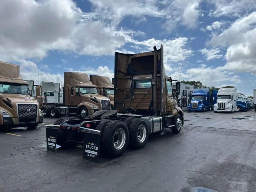 2019 Volvo Commercial VNL VNL 300 Day Cab in Miami, FL, United States 4 - 17647372