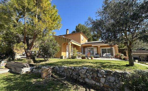 Villa in Cuges-les-Pins, Provence-Alpes-Côte d'Azur, France 1