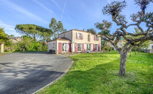 House in Rive Gauche de la Sèvre, Clisson, France 1
