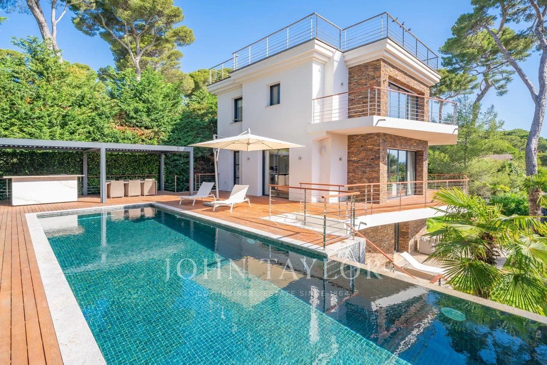 Villa in Antibes, Provence-Alpes-Côte d'Azur, France 1 - 17646972