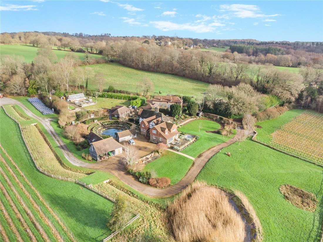 House in Copthorne, England 5 - 17646371