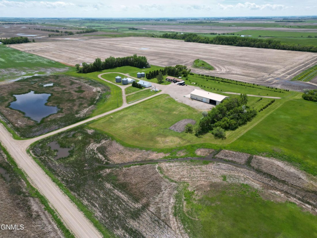 Corps de ferme à Jamestown, Dakota du Nord, États-Unis 3 - 17647576