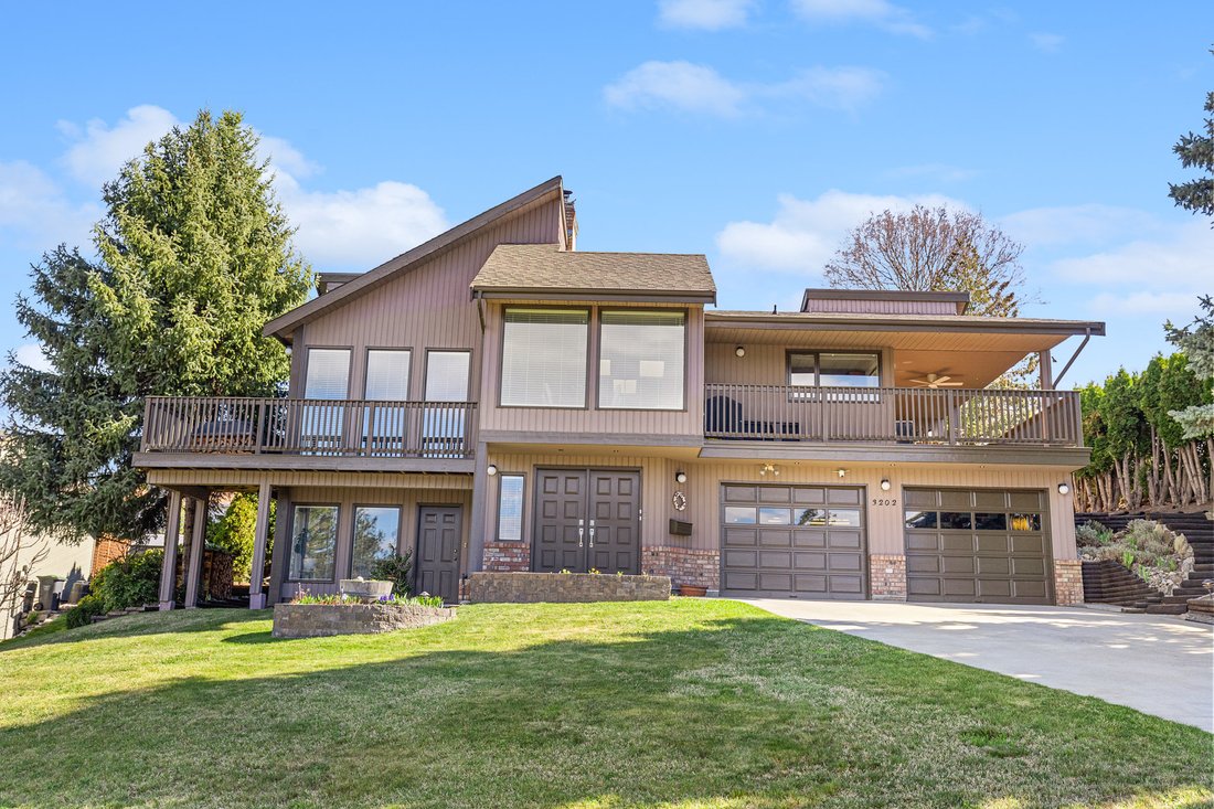 House in West Kelowna, British Columbia, Canada 1 - 17655972