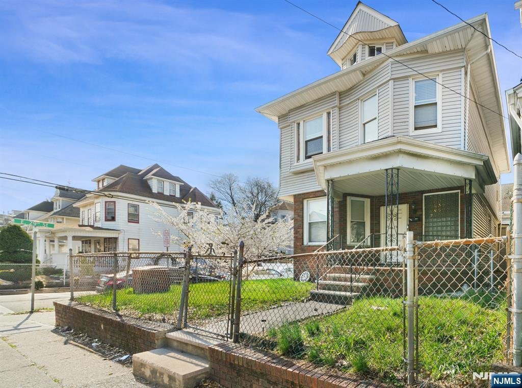House in Paterson, New Jersey, United States 2 - 17500751