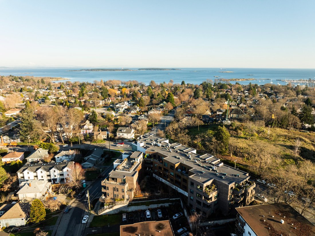 Condo in Oak Bay, British Columbia, Canada 1 - 17645764