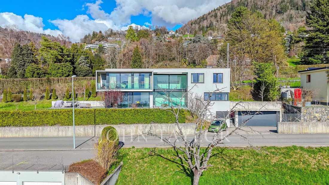 Contemporary Villa With Panoramic Views In Brent