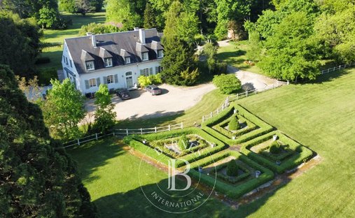 Estate in Bourges, Centre-Val de Loire, France 1