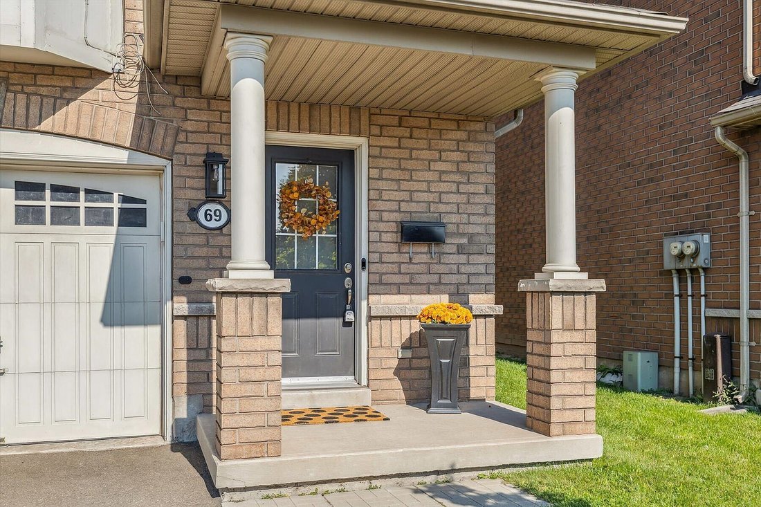 Townhouse in Hamilton, Ontario, Canada 1 - 17647616